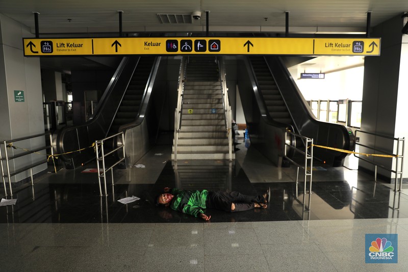 Seniman berkostum zombie menakuti penumpang LRT Jakarta di Stasiun Pegangsaan Dua Jakarta, Senin, (15/7/2024). (²©²ÊÍøÕ¾/Muhammad Sabki) Seniman berkostum zombie menakuti penumpang LRT Jakarta di Stasiun Pegangsaan Dua Jakarta, Senin, (15/7/2024). (²©²ÊÍøÕ¾/Muhammad Sabki)