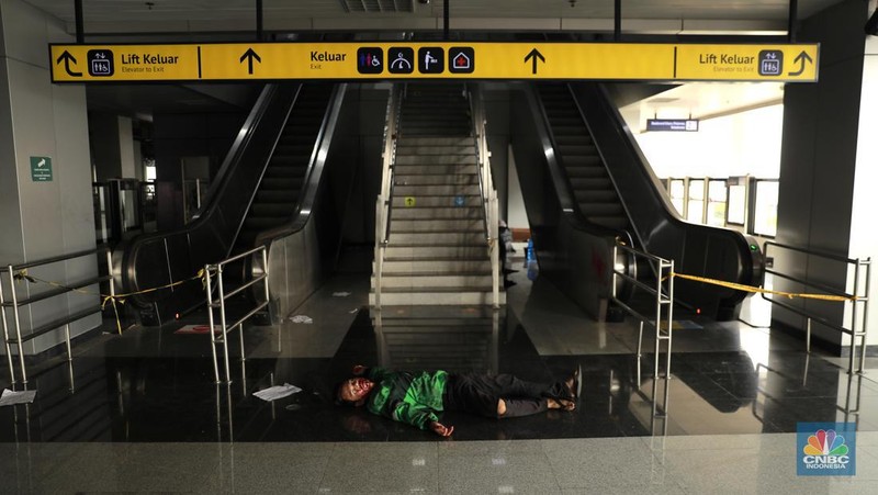 Seniman berkostum zombie menakuti penumpang LRT Jakarta di Stasiun Pegangsaan Dua Jakarta, Senin, (15/7/2024). (վ/Muhammad Sabki)