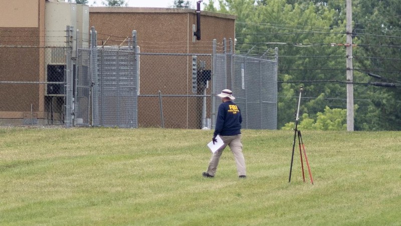 Una vista aérea muestra los vehículos de los agentes del orden trabajando en la casa de Thomas Matthew Crooks, de 20 años, identificado por el FBI. 