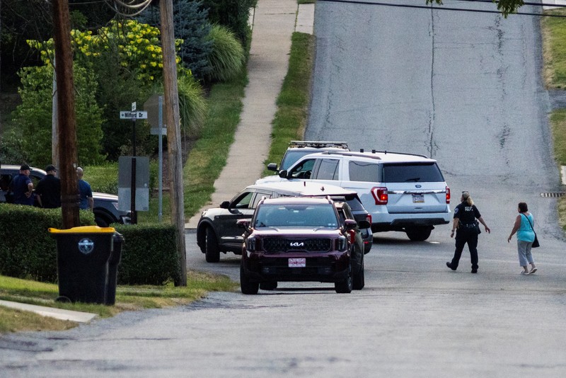 Pemandangan dari udara menunjukkan kendaraan anggota penegak hukum yang bekerja di rumah Thomas Matthew Crooks yang berusia 20 tahun, yang disebut oleh FBI sebagai Pemandangan dari udara menunjukkan kendaraan anggota penegak hukum yang bekerja di rumah Thomas Matthew Crooks yang berusia 20 tahun, yang disebut oleh FBI sebagai