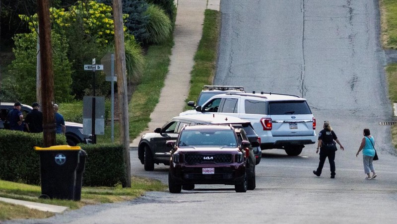 Una vista aérea muestra los vehículos de los agentes del orden trabajando en la casa de Thomas Matthew Crooks, de 20 años, identificado por el FBI. 