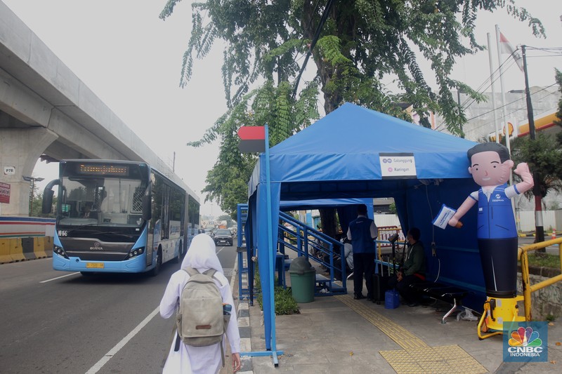 Suasana Halte Bus Transjakarta Velodrome, Rawamangun, Pulogadung, Jakarta Timur, Senin (15/7/2024). (վ/Muhammad Sabki)