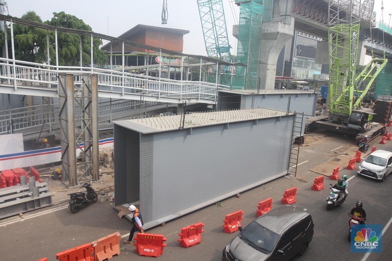 Suasana Halte Bus Transjakarta Velodrome, Rawamangun, Pulogadung, Jakarta Timur, Senin (15/7/2024). (վ/Muhammad Sabki)