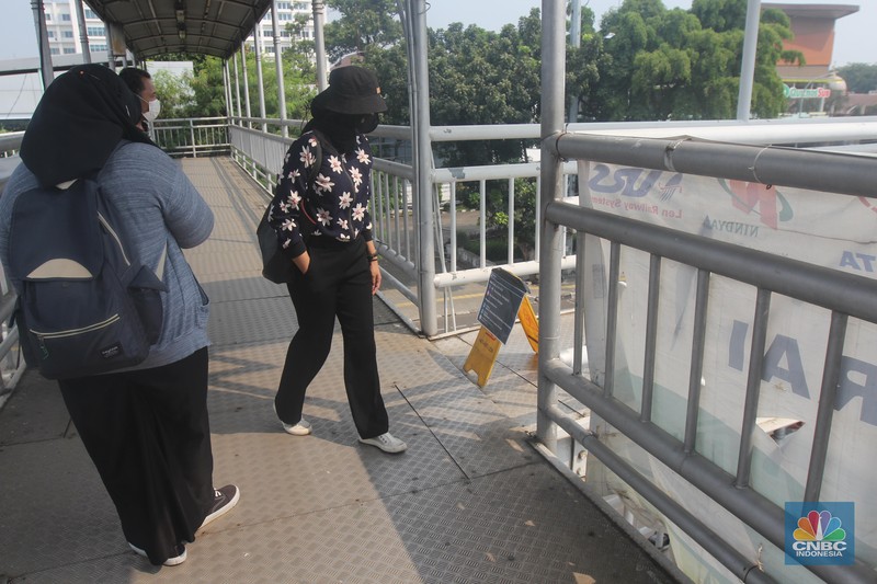 Suasana Halte Bus Transjakarta Velodrome, Rawamangun, Pulogadung, Jakarta Timur, Senin (15/7/2024). (վ/Muhammad Sabki)