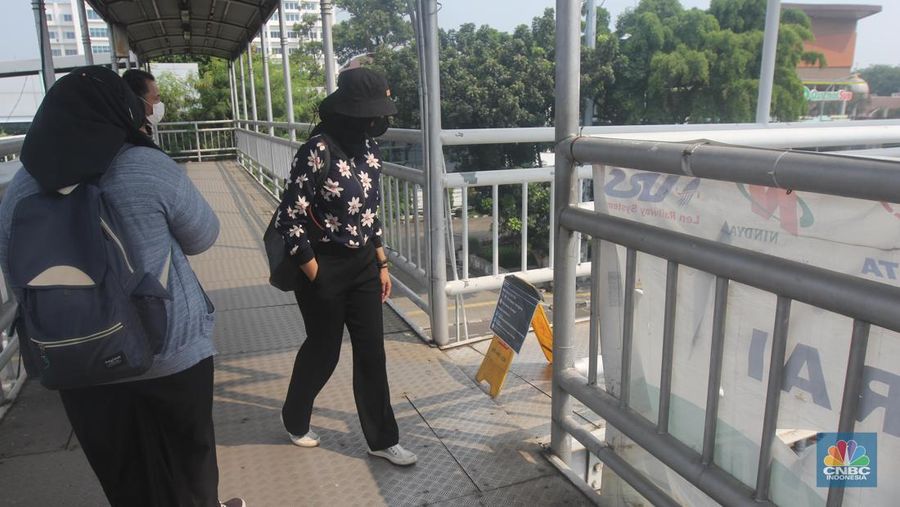 Suasana Halte Bus Transjakarta Velodrome, Rawamangun, Pulogadung, Jakarta Timur, Senin (15/7/2024). (վ/Muhammad Sabki)