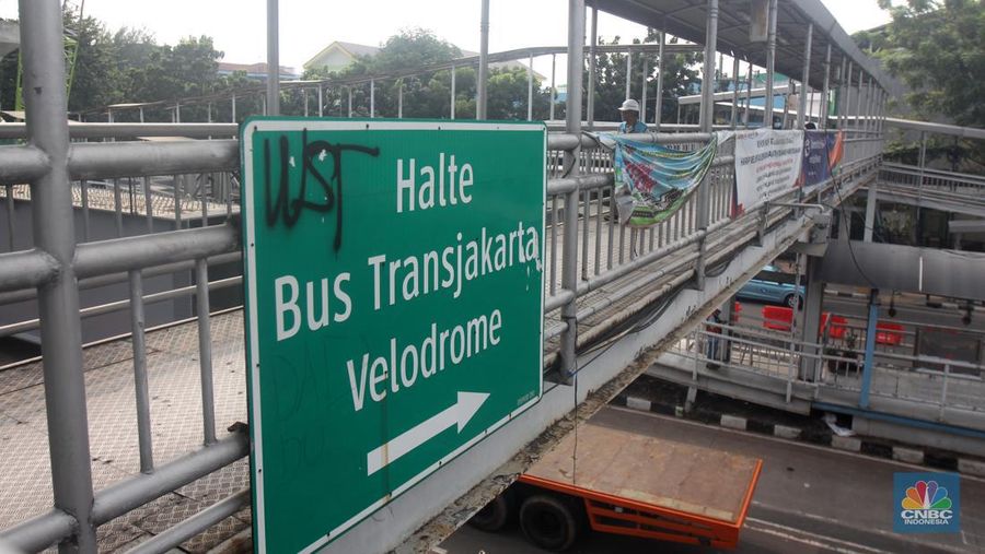 Suasana Halte Bus Transjakarta Velodrome, Rawamangun, Pulogadung, Jakarta Timur, Senin (15/7/2024). (CNBC Indonesia/Muhammad Sabki)