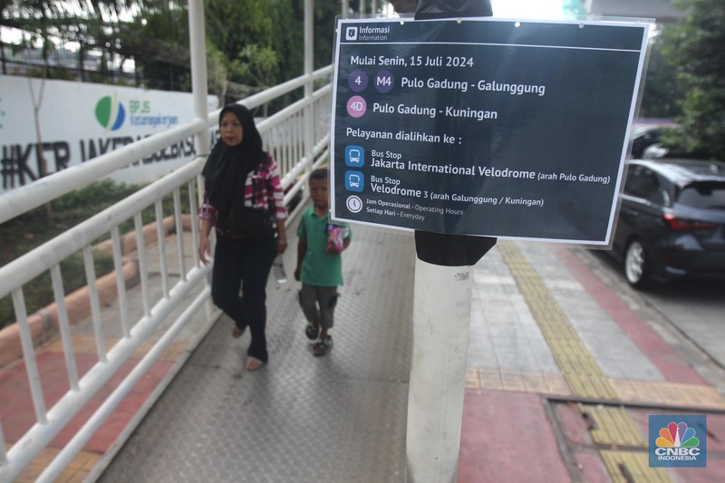 Suasana Halte Bus Transjakarta Velodrome, Rawamangun, Pulogadung, Jakarta Timur, Senin (15/7/2024). (վ/Muhammad Sabki)