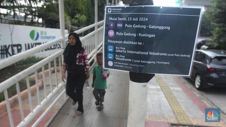 Suasana Halte Bus Transjakarta Velodrome, Rawamangun, Pulogadung, Jakarta Timur, Senin (15/7/2024). (վ/Muhammad Sabki)