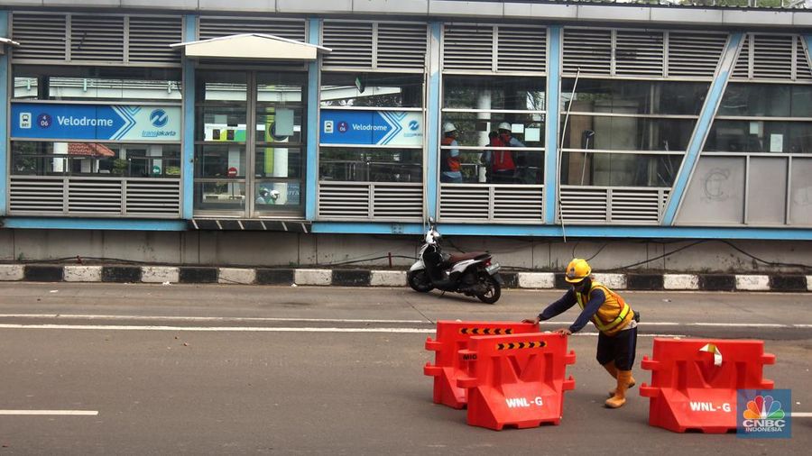 Suasana Halte Bus Transjakarta Velodrome, Rawamangun, Pulogadung, Jakarta Timur, Senin (15/7/2024). (վ/Muhammad Sabki)