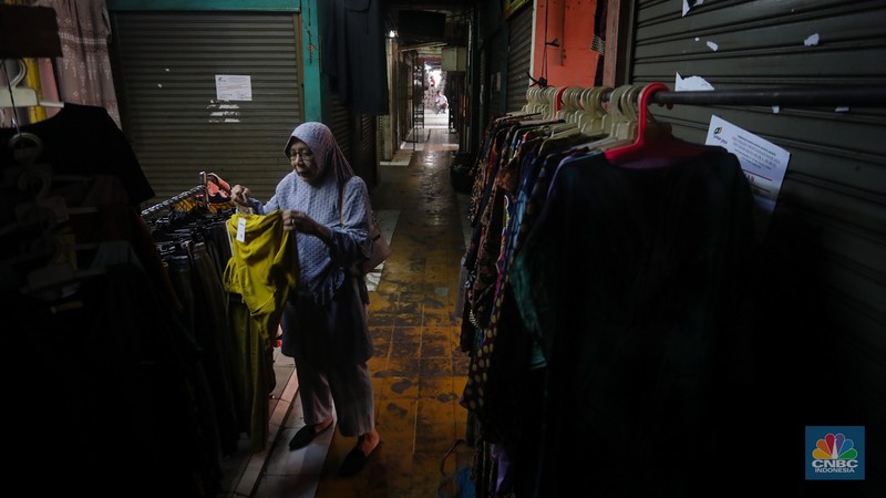 Suasana sepi Blok G Pasar Tanah Abang yang akan direvitalisasi di Jakarta, Senin (15/7/2024). (CNBC Indonesia/Faisal Rahman)