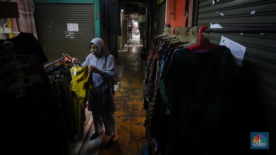 Suasana sepi Blok G Pasar Tanah Abang yang akan direvitalisasi di Jakarta, Senin (15/7/2024). (CNBC Indonesia/Faisal Rahman)