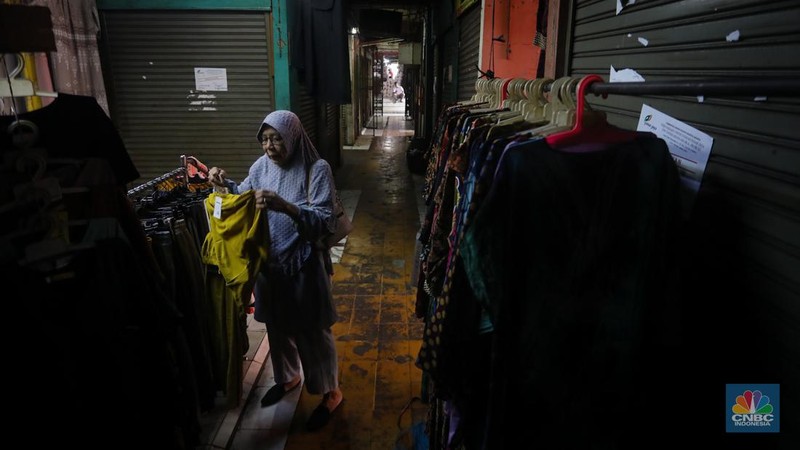 Suasana sepi Blok G Pasar Tanah Abang yang akan direvitalisasi di Jakarta, Senin (15/7/2024). (CNBC Indonesia/Faisal Rahman)