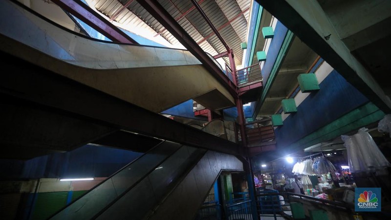 Suasana sepi Blok G Pasar Tanah Abang yang akan direvitalisasi di Jakarta, Senin (15/7/2024). (CNBC Indonesia/Faisal Rahman)