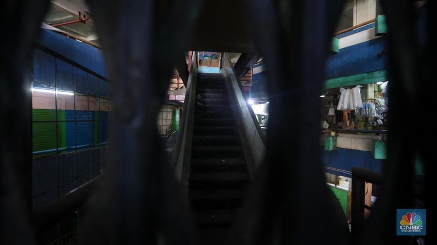 Suasana sepi Blok G Pasar Tanah Abang yang akan direvitalisasi di Jakarta, Senin (15/7/2024). (CNBC Indonesia/Faisal Rahman)