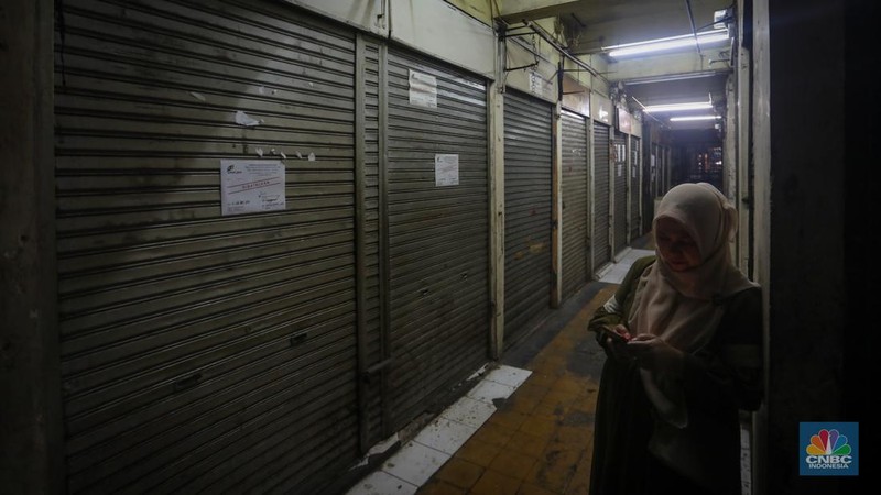 Suasana sepi Blok G Pasar Tanah Abang yang akan direvitalisasi di Jakarta, Senin (15/7/2024). (CNBC Indonesia/Faisal Rahman)