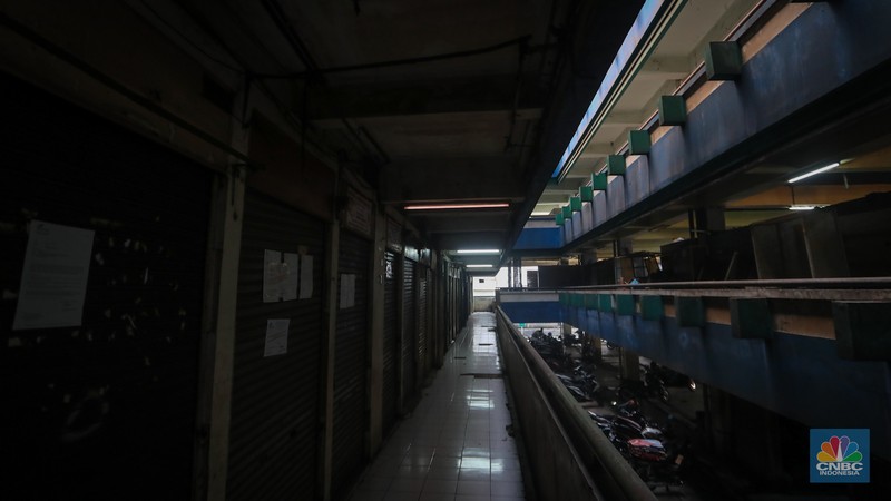 Suasana sepi Blok G Pasar Tanah Abang yang akan direvitalisasi di Jakarta, Senin (15/7/2024). (CNBC Indonesia/Faisal Rahman)