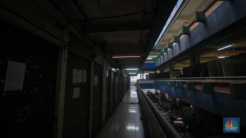 Suasana sepi Blok G Pasar Tanah Abang yang akan direvitalisasi di Jakarta, Senin (15/7/2024). (CNBC Indonesia/Faisal Rahman)