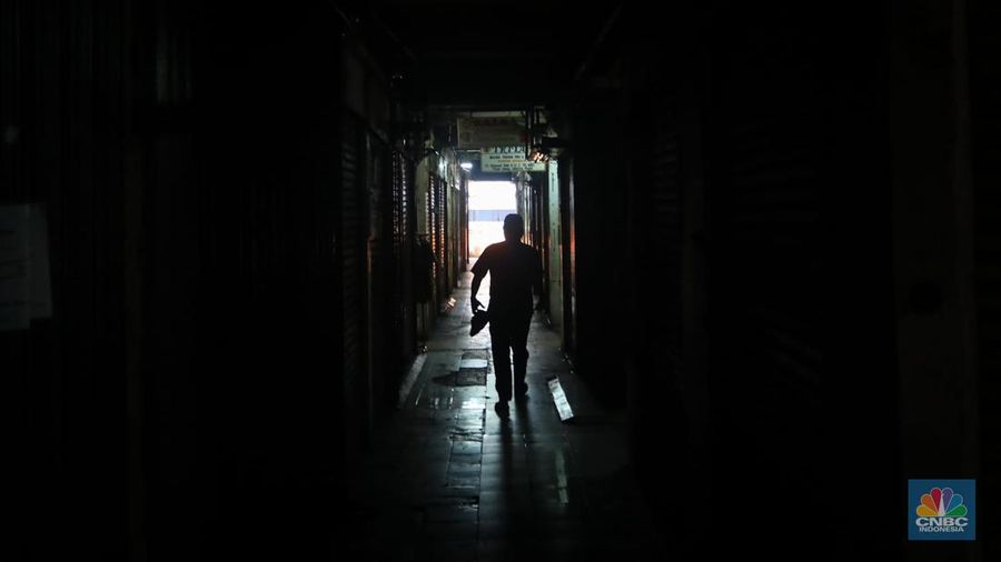Suasana sepi Blok G Pasar Tanah Abang yang akan direvitalisasi di Jakarta, Senin (15/7/2024). (CNBC Indonesia/Faisal Rahman)