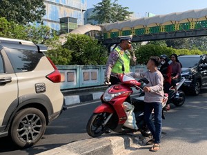 ABG Ditilang di Jaksel, Motor Ditahan-Pulangnya Ngojek Dibayarin Polisi