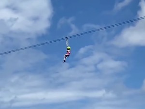 Ngeri, Anak Kecil Tersendat di Atas Flying Fox Nusa Penida