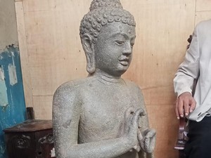 Penyelam di Sungai Musi Temukan Arca Diduga Buddha Darma Cakra Mudra