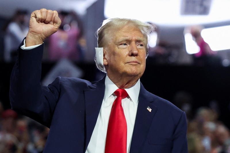 Reaksi calon presiden dari Partai Republik dan mantan Presiden AS Donald Trump serta calon wakil presiden dari Partai Republik J.D. Vance pada Hari 1 Konvensi Nasional Partai Republik (RNC), di Fiserv Forum di Milwaukee, Wisconsin, AS, 15 Juli 2024. (REUTERS/Mike Segar)