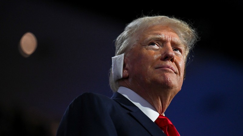 Reaksi calon presiden dari Partai Republik dan mantan Presiden AS Donald Trump serta calon wakil presiden dari Partai Republik J.D. Vance pada Hari 1 Konvensi Nasional Partai Republik (RNC), di Fiserv Forum di Milwaukee, Wisconsin, AS, 15 Juli 2024. (REUTERS/Mike Segar)