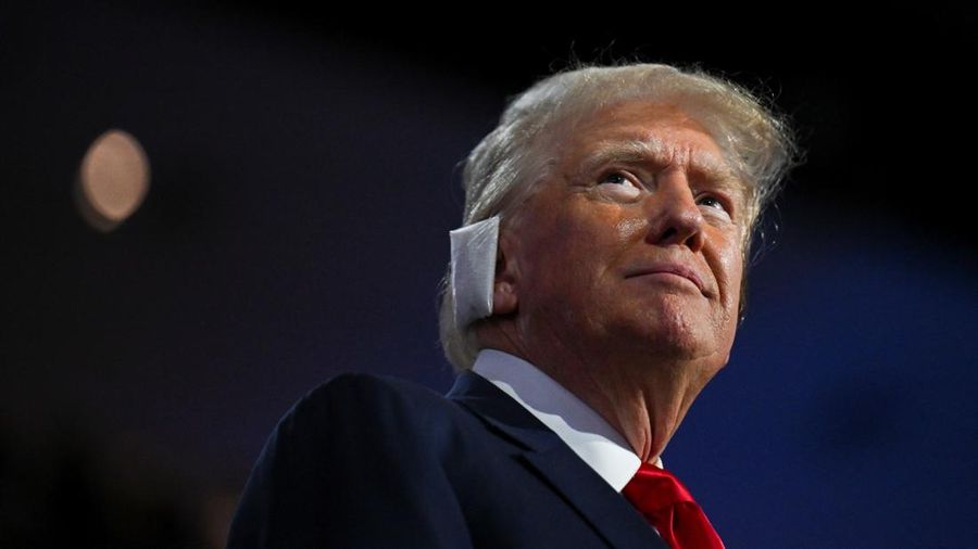 Calon presiden dari Partai Republik dan mantan Presiden AS Donald Trump mengamati Hari 1 Konvensi Nasional Partai Republik (RNC) di Fiserv Forum di Milwaukee, Wisconsin, AS, 15 Juli 2024. (REUTERS/Callaghan O'hare)