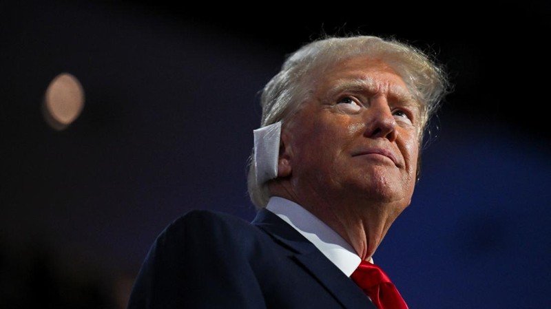 Reaksi calon presiden dari Partai Republik dan mantan Presiden AS Donald Trump serta calon wakil presiden dari Partai Republik J.D. Vance pada Hari 1 Konvensi Nasional Partai Republik (RNC), di Fiserv Forum di Milwaukee, Wisconsin, AS, 15 Juli 2024. (REUTERS/Mike Segar)