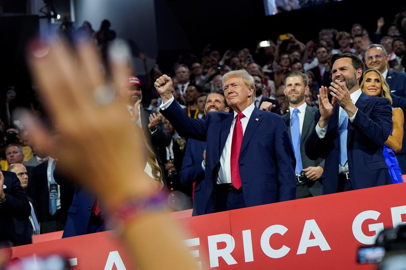 Reaksi calon presiden dari Partai Republik dan mantan Presiden AS Donald Trump serta calon wakil presiden dari Partai Republik J.D. Vance pada Hari 1 Konvensi Nasional Partai Republik (RNC), di Fiserv Forum di Milwaukee, Wisconsin, AS, 15 Juli 2024. (REUTERS/Mike Segar)