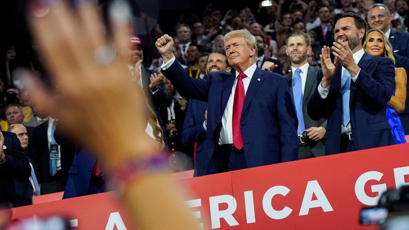 Reaksi calon presiden dari Partai Republik dan mantan Presiden AS Donald Trump serta calon wakil presiden dari Partai Republik J.D. Vance pada Hari 1 Konvensi Nasional Partai Republik (RNC), di Fiserv Forum di Milwaukee, Wisconsin, AS, 15 Juli 2024. (REUTERS/Mike Segar)