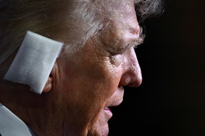 Reaksi calon presiden dari Partai Republik dan mantan Presiden AS Donald Trump serta calon wakil presiden dari Partai Republik J.D. Vance pada Hari 1 Konvensi Nasional Partai Republik (RNC), di Fiserv Forum di Milwaukee, Wisconsin, AS, 15 Juli 2024. (REUTERS/Mike Segar)