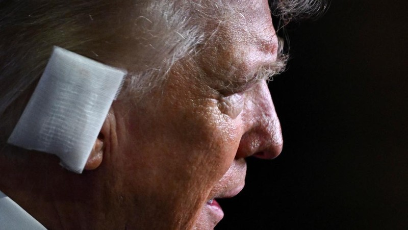 Reaksi calon presiden dari Partai Republik dan mantan Presiden AS Donald Trump serta calon wakil presiden dari Partai Republik J.D. Vance pada Hari 1 Konvensi Nasional Partai Republik (RNC), di Fiserv Forum di Milwaukee, Wisconsin, AS, 15 Juli 2024. (REUTERS/Mike Segar)
