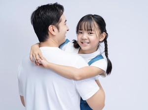 Tak Cuma Anter ke Sekolah, Ini Cara Ayah Bangun Keterikatan dengan Anak