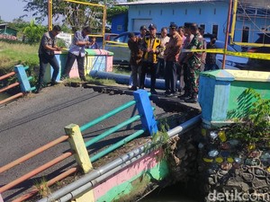 Jembatan Bailey Dibangun Gantikan yang Ambrol di Desa Kedung Peluk Sidoarjo