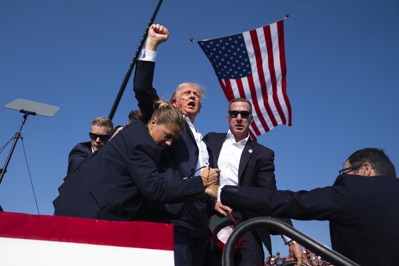 Kandidat presiden dari Partai Republik mantan Presiden Donald Trump dikelilingi oleh agen Dinas Rahasia AS saat ia meninggalkan panggung pada rapat umum kampanye, Sabtu, 13 Juli 2024, di Butler, Pa. (AP Photo/Evan Vucci)