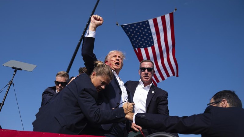 Kandidat presiden dari Partai Republik mantan Presiden Donald Trump dikelilingi oleh agen Dinas Rahasia AS saat ia meninggalkan panggung pada rapat umum kampanye, Sabtu, 13 Juli 2024, di Butler, Pa. (AP Photo/Evan Vucci)