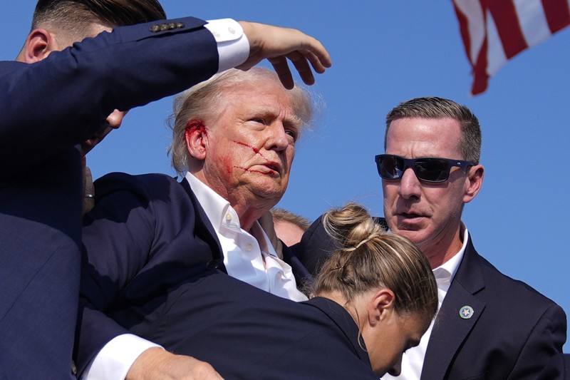 Kandidat presiden dari Partai Republik mantan Presiden Donald Trump dikelilingi oleh agen Dinas Rahasia AS saat ia meninggalkan panggung pada rapat umum kampanye, Sabtu, 13 Juli 2024, di Butler, Pa. (AP Photo/Evan Vucci)