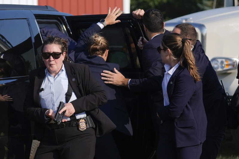 Kandidat presiden dari Partai Republik mantan Presiden Donald Trump dikelilingi oleh agen Dinas Rahasia AS saat ia meninggalkan panggung pada rapat umum kampanye, Sabtu, 13 Juli 2024, di Butler, Pa. (AP Photo/Evan Vucci)