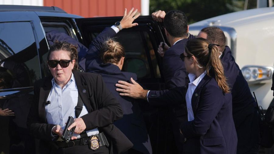 Kandidat presiden dari Partai Republik mantan Presiden Donald Trump dikelilingi oleh agen Dinas Rahasia AS saat ia meninggalkan panggung pada rapat umum kampanye, Sabtu, 13 Juli 2024, di Butler, Pa. (AP Photo/Evan Vucci)