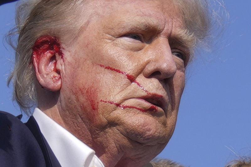 Kandidat presiden dari Partai Republik mantan Presiden Donald Trump dikelilingi oleh agen Dinas Rahasia AS saat ia meninggalkan panggung pada rapat umum kampanye, Sabtu, 13 Juli 2024, di Butler, Pa. (AP Photo/Evan Vucci)