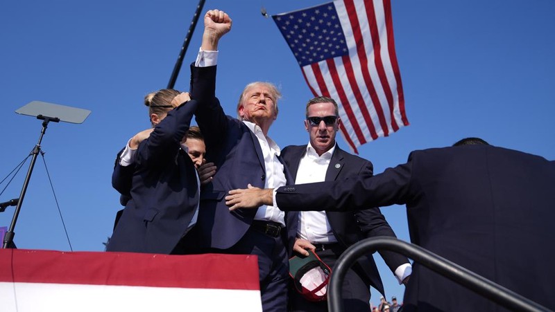 Kandidat presiden dari Partai Republik mantan Presiden Donald Trump dikelilingi oleh agen Dinas Rahasia AS saat ia meninggalkan panggung pada rapat umum kampanye, Sabtu, 13 Juli 2024, di Butler, Pa. (AP Photo/Evan Vucci)