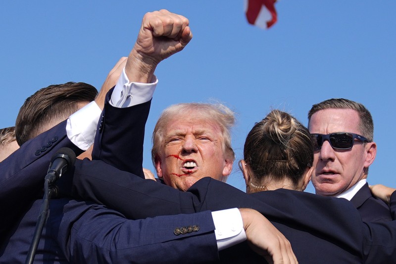 Kandidat presiden dari Partai Republik mantan Presiden Donald Trump dikelilingi oleh agen Dinas Rahasia AS saat ia meninggalkan panggung pada rapat umum kampanye, Sabtu, 13 Juli 2024, di Butler, Pa. (AP Photo/Evan Vucci)