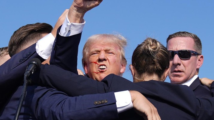 Kandidat presiden dari Partai Republik, mantan Presiden Donald Trump, memberi isyarat saat ia dikelilingi oleh agen Dinas Rahasia AS pada rapat umum kampanye, Sabtu, 13 Juli 2024, di Butler, Pa. (AP Photo/Evan Vucci)