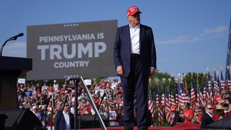 Kandidat presiden dari Partai Republik mantan Presiden Donald Trump dikelilingi oleh agen Dinas Rahasia AS saat ia meninggalkan panggung pada rapat umum kampanye, Sabtu, 13 Juli 2024, di Butler, Pa. (AP Photo/Evan Vucci)