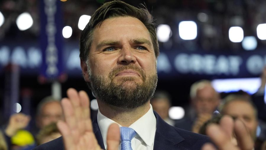 Kandidat wakil presiden dari Partai Republik Senator JD Vance, R-Ohio, tiba di lantai pada hari pertama Konvensi Nasional Partai Republik 2024 di Fiserv Forum, Senin, 15 Juli 2024, di Milwaukee. (AP Photo/Carolyn Kaster)