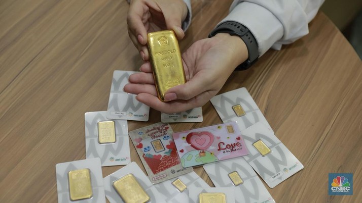 Karyawati menunjukkanemasPT Aneka Tambang Tbk. (Antam) di salah satu gallery penjualanemasdi Jakarta, Selasa (16/7/2024). (CNBC Indonesia/Muhammad Sabki)