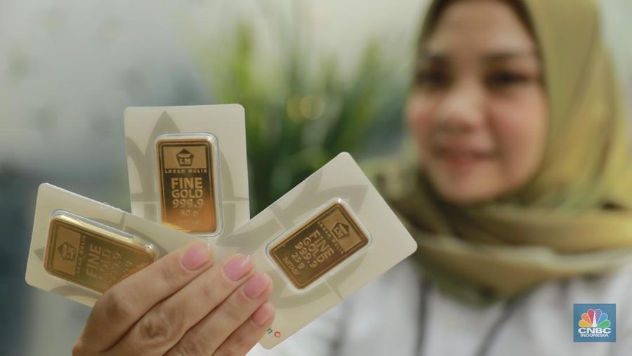 Karyawati menunjukkan emas PT Aneka Tambang Tbk. (Antam) di salah satu gallery penjualan emas di Jakarta, Selasa (16/7/2024). (վ/Muhammad Sabki)