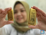 Karyawati menunjukkanemasPT Aneka Tambang Tbk. (Antam) di salah satu gallery penjualanemasdi Jakarta, Selasa (16/7/2024). (CNBC Indonesia/Muhammad Sabki)