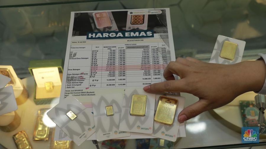 Karyawati menunjukkan emas PT Aneka Tambang Tbk. (Antam) di salah satu gallery penjualan emas di Jakarta, Selasa (16/7/2024). (CNBC Indonesia/Muhammad Sabki)